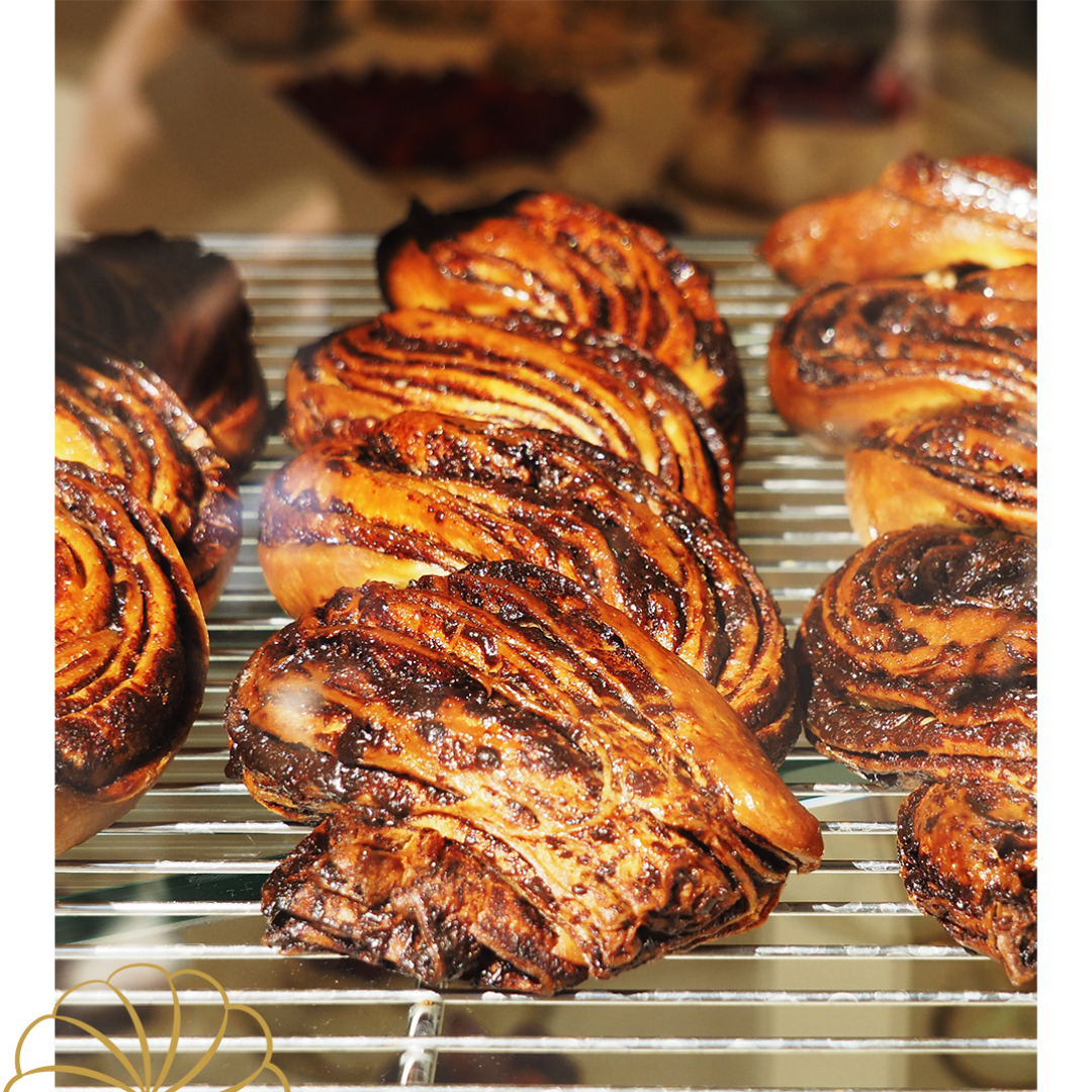 Babkas pour les fraîcheurs de septembre?☀️⁣
Déclinées en version nature, praline rose, cannelle et chocolat. 🍫⁣
A tiédir au four. C'est encore meilleur !! 😜⁣
⁣
Alors, envie d'une babka pour passer une encore plus belle journée ? ⁣
⁣
#babka #chocolat #lameringaie #paris #briochetressée