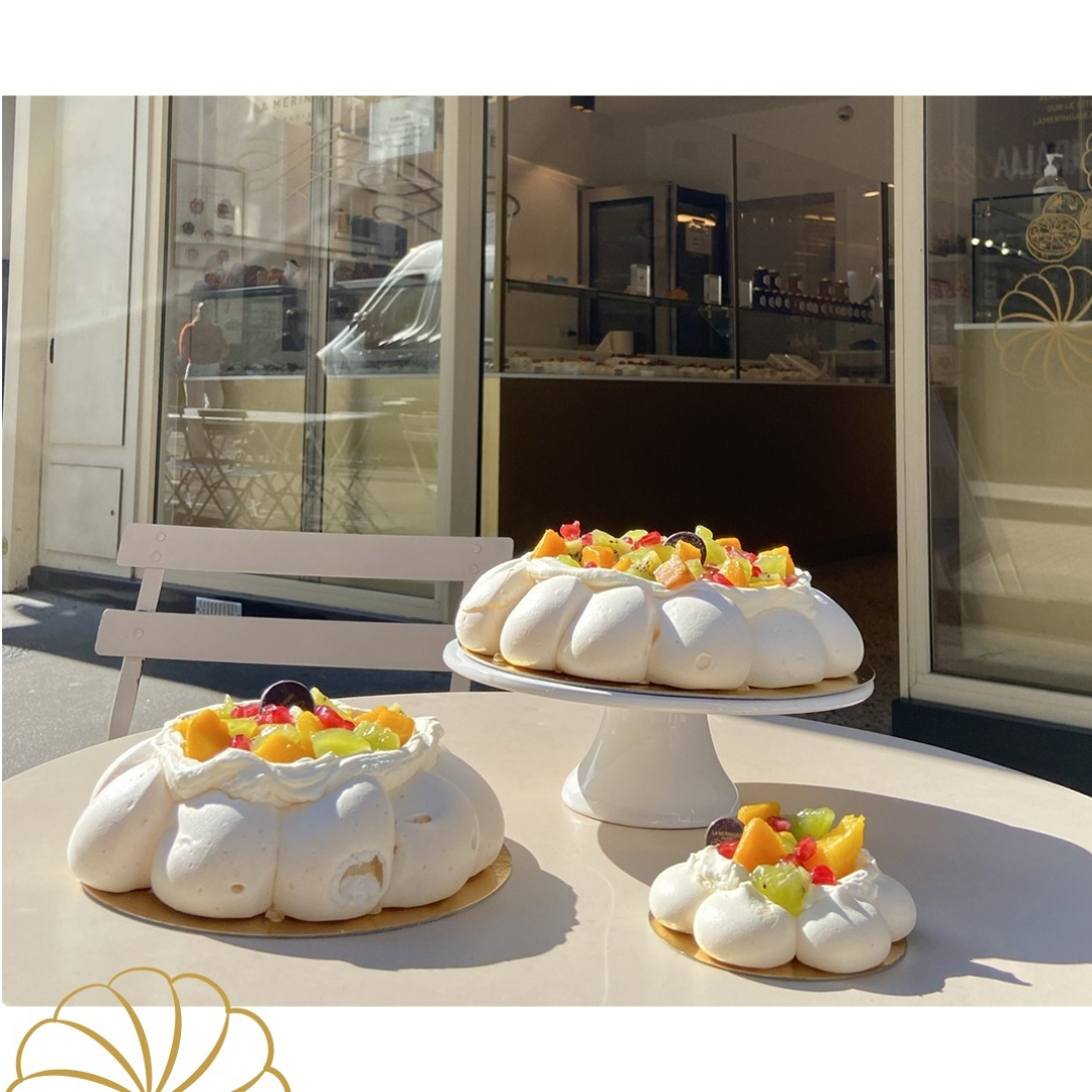 Elle s'est fait attendre, mais elle est de retour ! 😆⁣
Désirée, notre pavlova du mois : crème fouettée coco 🥥, avec des délicieuses mangues, kiwi 🥝 et grenade. ⁣
Benoît, notre co-fondateur est dingue de coco. Ne le croisez pas : il serait capable de vous piquer votre pavlova!⁣
⁣
 #pavlova #lameringaie #mangue #exotique #dessert #paris