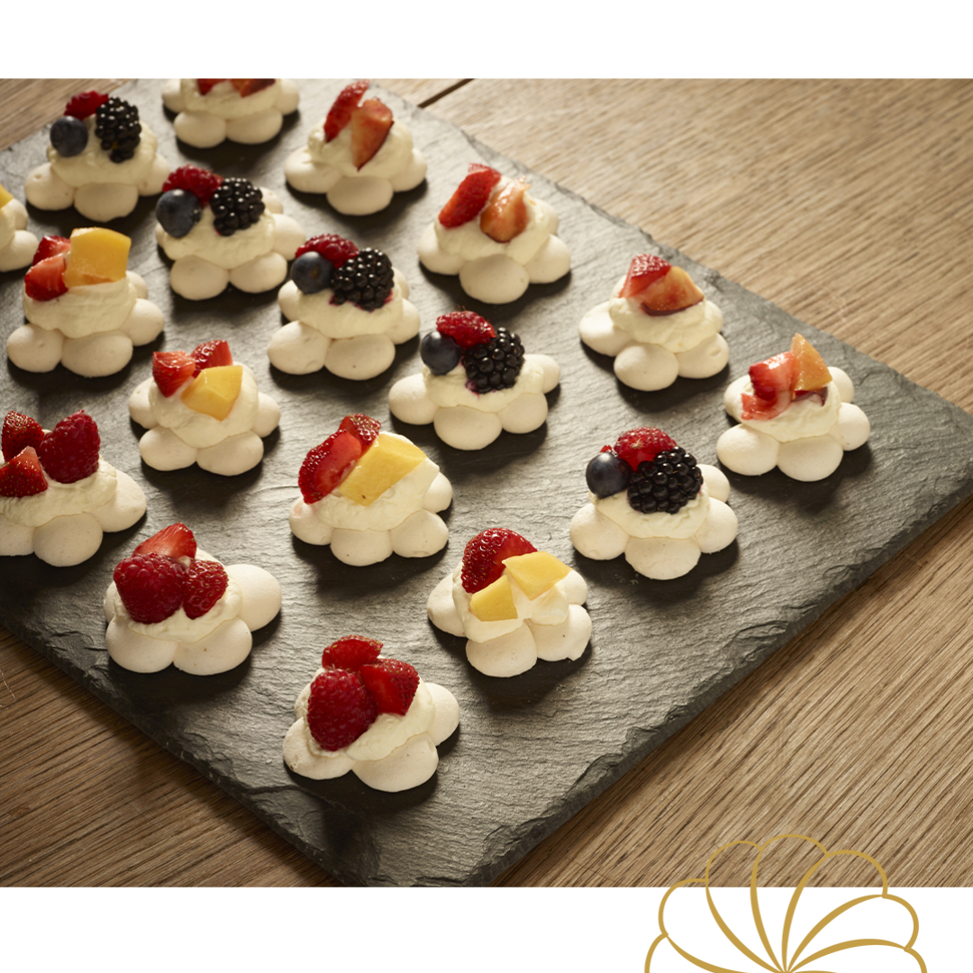 À engloutir avec l'aide de seulement 2 petits doigts ! ✌️⁣
⁣
Des petites pavlovas qui viendront rajouter de la couleur à votre événement, mariage, anniversaire, baptême… ⁣
✨⁣
⁣
Plus qu'à déguster et même pas besoin de partager 😜⁣
⁣
#bouchées #lameringaie #événement #minipavlova #paris #rienquepourmoi