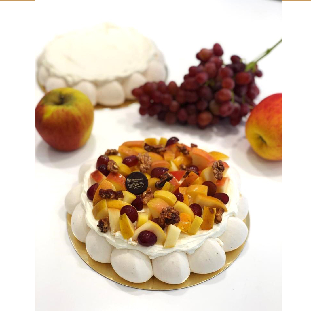 Cérès notre pavlova de la semaine, pour les premiers jours d'automne ! 🍂 ⁣
⁣
Crème fouettée au miel 🍯, avec des pommes fondantes 🍎, de raisins sans pépins 🍇et des noix caramélisées. ⁣
⁣
#automne #lameringaie #pavlova #paris #pomme #raisin