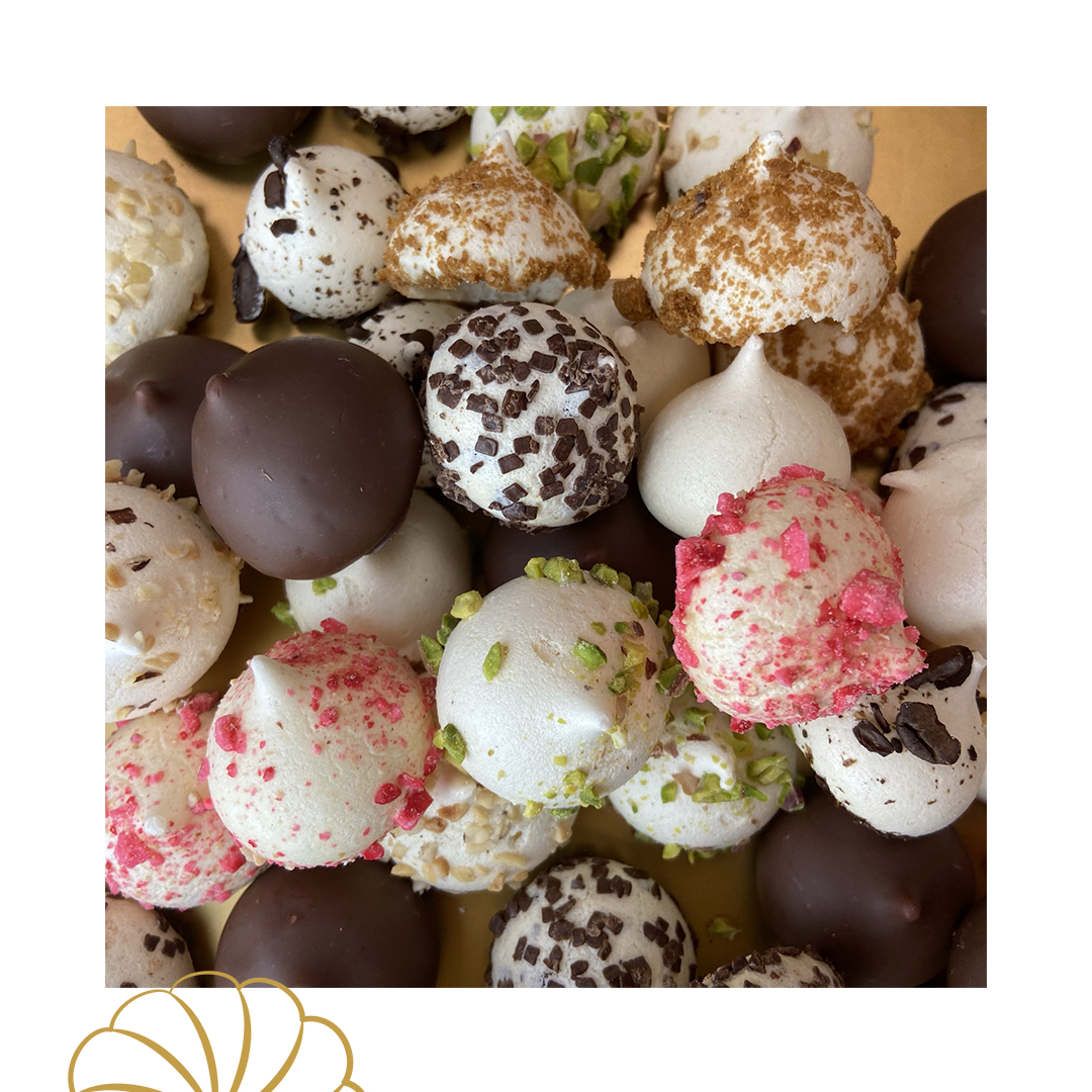 Meringuette praline rose. Toute petite mais 100% de plaisir !⁣
⁣
Elles existent aussi avec des copeaux de chocolat, des pistaches, des noisettes, du spéculoos ou tout simplement nature !⁣
⁣
#meringuette #meringue #lameringaie #paris
